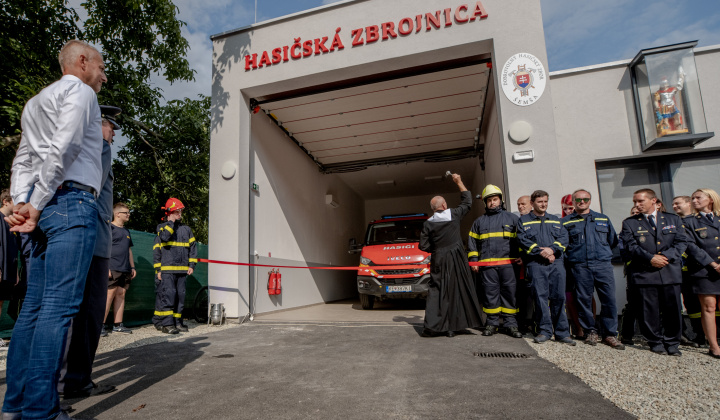 Šport a Kultúra / Posvätenie HASIČSKEJ ZBROJNICE V ŠEMŠI - foto