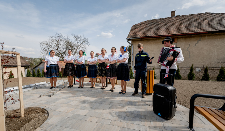 Šport a Kultúra / Stavanie mája a májová veselica 2022 - foto
