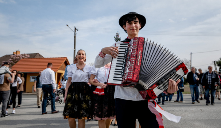 Šport a Kultúra / Stavanie mája a májová veselica 2022 - foto