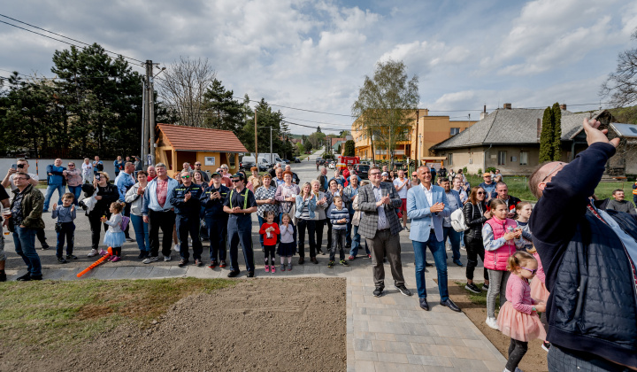 Šport a Kultúra / Stavanie mája a májová veselica 2022 - foto