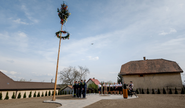 Šport a Kultúra / Stavanie mája a májová veselica 2022 - foto