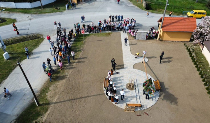 Šport a Kultúra / Stavanie mája a májová veselica 2022 - foto