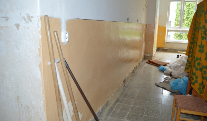 15. fotografia fotogalérie Rekonštrukcia ZŠ - podlahy a steny 2015
