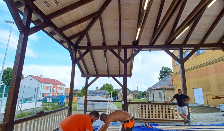 8. fotografia fotogalérie Stavba vonkajšieho exteriérového priestoru pre kultúrne a spoločenské podujatia / Altánok