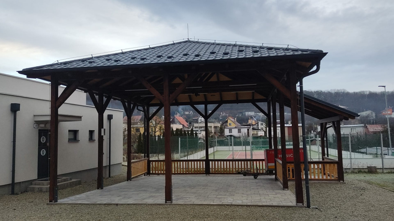 Fotografia fotogalérie Stavba vonkajšieho exteriérového priestoru pre kultúrne a spoločenské podujatia / Altánok