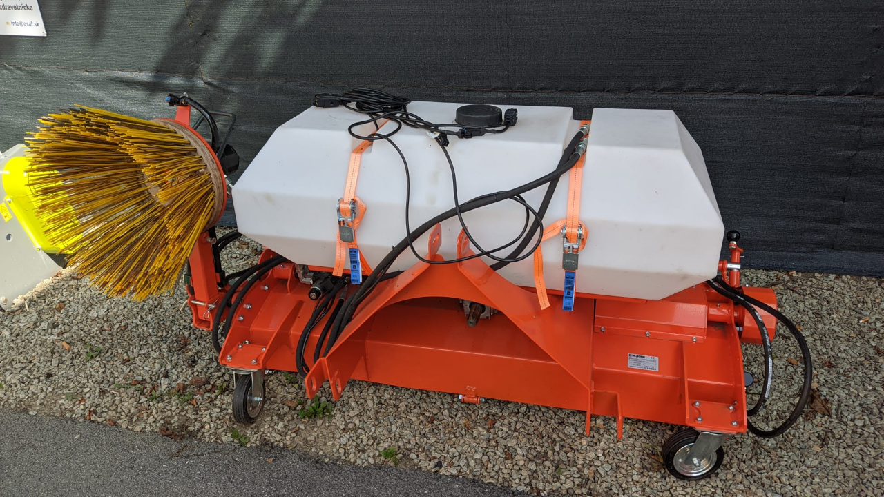 Fotografia fotogalérie Nákup prídavných zariadení na komunálnu techniku / traktor