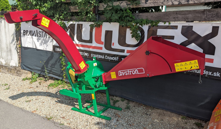 4. fotografia fotogalérie Nákup prídavných zariadení na komunálnu techniku / traktor