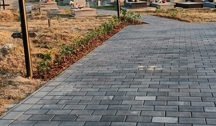 4. fotografia fotogalérie Revitalizácia a obnova prvkov  zelenej infraštruktúry - ,, Projekt je spolufinancovaný Košickým samosprávnym krajom,,