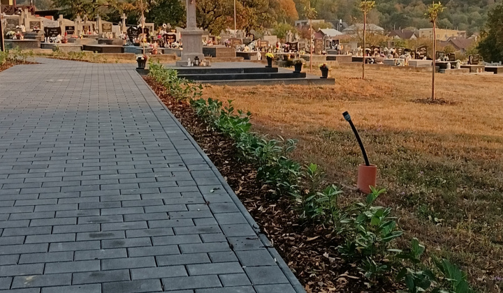 7. fotografia fotogalérie Revitalizácia a obnova prvkov  zelenej infraštruktúry - ,, Projekt je spolufinancovaný Košickým samosprávnym krajom,,