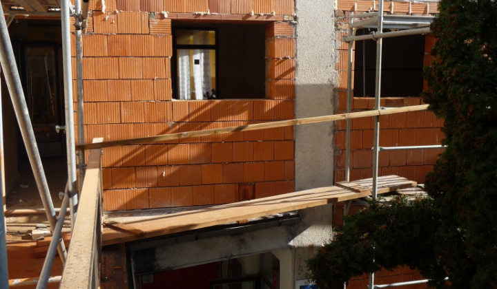 Rozšírenie balkóna na viacúčelovej budove 2012