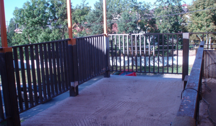 Rozšírenie balkóna na viacúčelovej budove 2012