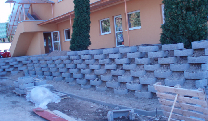 Rozšírenie balkóna na viacúčelovej budove 2012