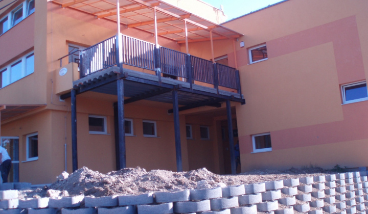 Rozšírenie balkóna na viacúčelovej budove 2012